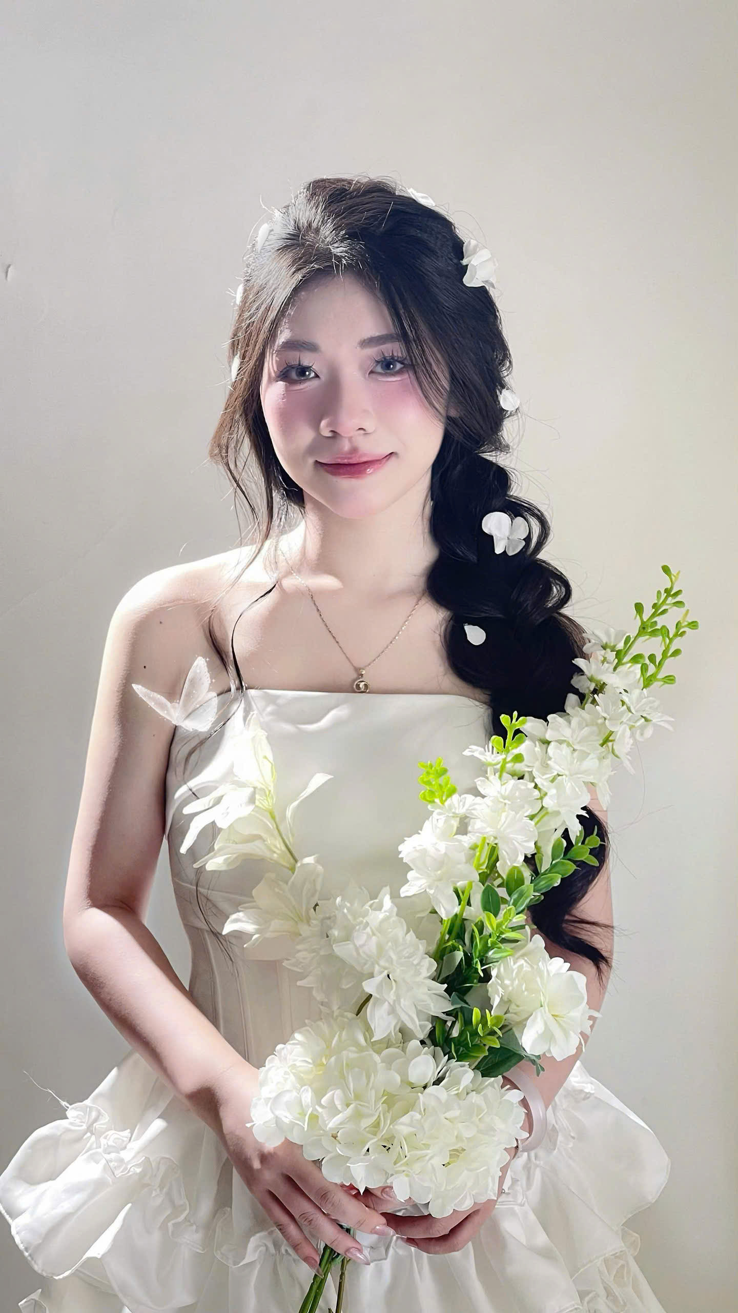 Ánh trong bộ váy trắng